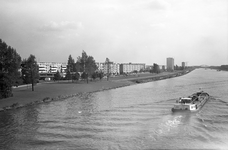 851268 Gezicht over het Amsterdam-Rijnkanaal naar het zuiden, vanaf de Oudenrijnsebrug te Utrecht, met links ...